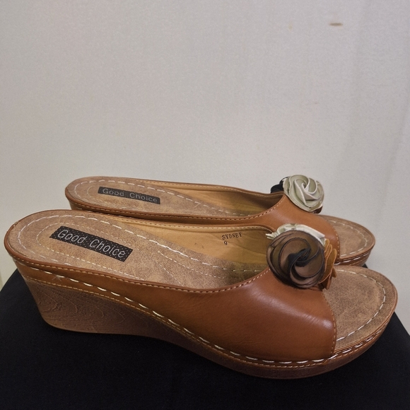 Elegant Tan Mules with Floral Detail - Picture 2 of 6